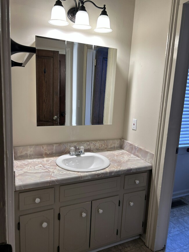 Building Photo - 516 4th St