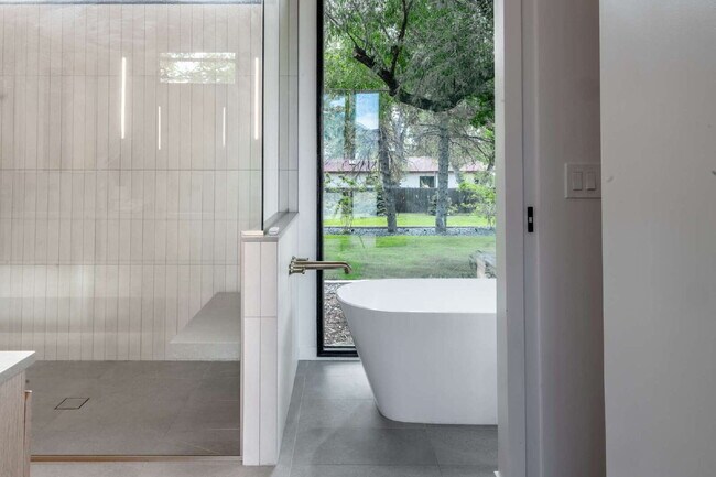 Building Photo - Modern Luxury Rental with Unobstructed Fla...