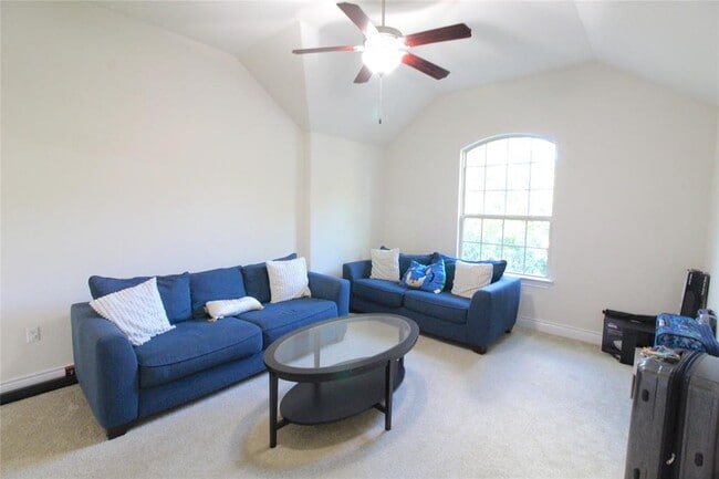 Building Photo - 15100 Iveans Way
