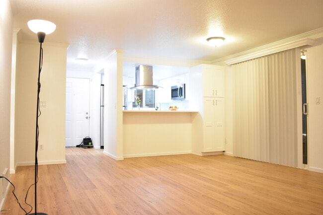Building Photo - 7378 W Lake Sammamish Pky NE