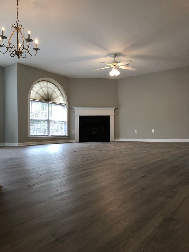 Building Photo - Beautiful, Maintenance Free Main Level Condominium in Ivy Glen!