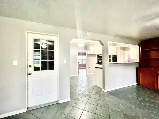 Building Photo - 1925 14th Ave N