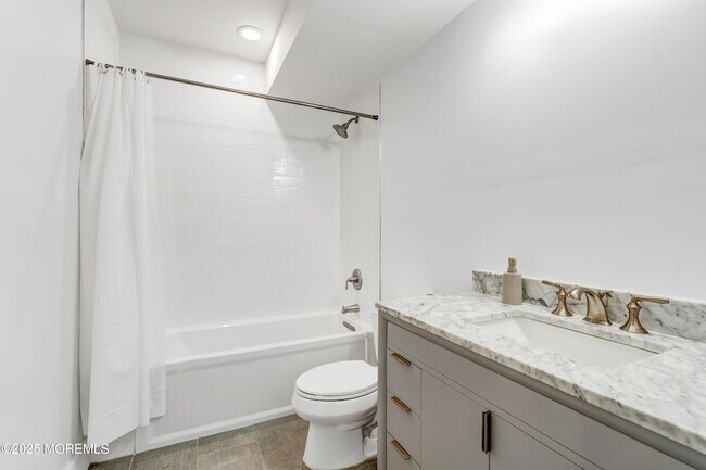 Building Photo - 450 Wells Ave