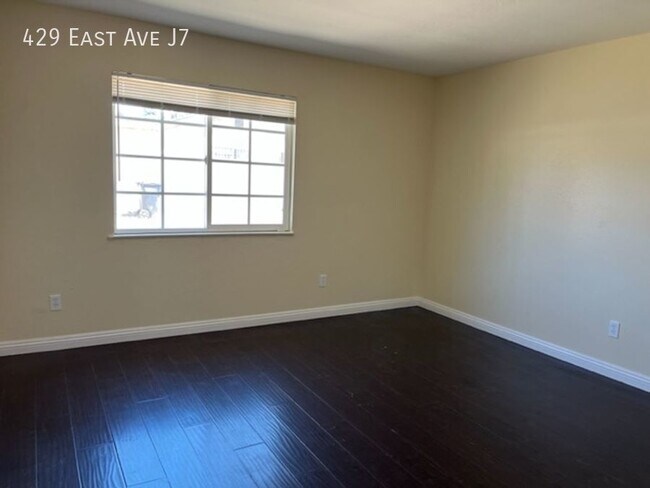 Building Photo - 429 E Avenue J7