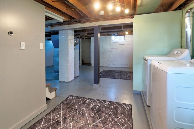 Building Photo - 3 Bedroom Home On Holland's North Side