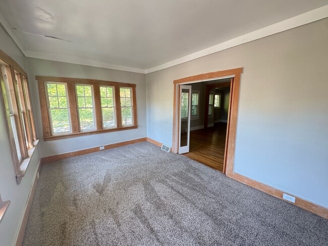 Building Photo - Close to Downtown! Includes washer and dryer