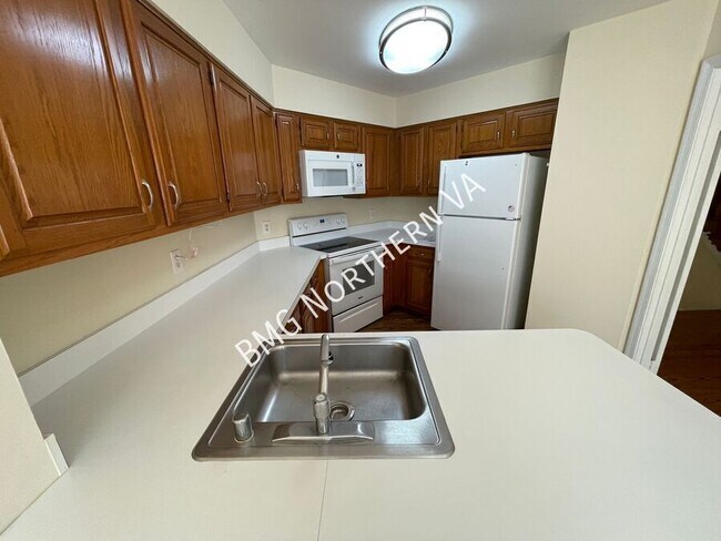 Building Photo - 2105 Kings Garden Way