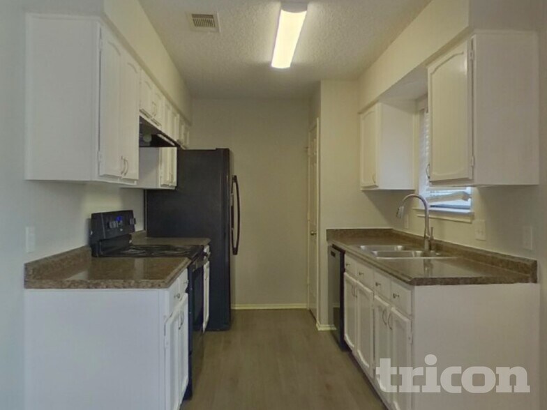 Building Photo - 537 Greenway Dr