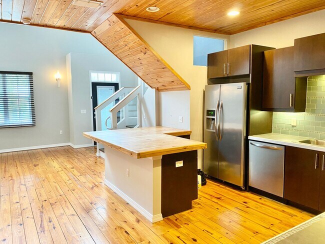 Building Photo - LUXURY TOWNHOME IN SODO 3/2.5 PLUS OFFICE AND BONUS ROOM  - DOWNTOWN ORLANDO