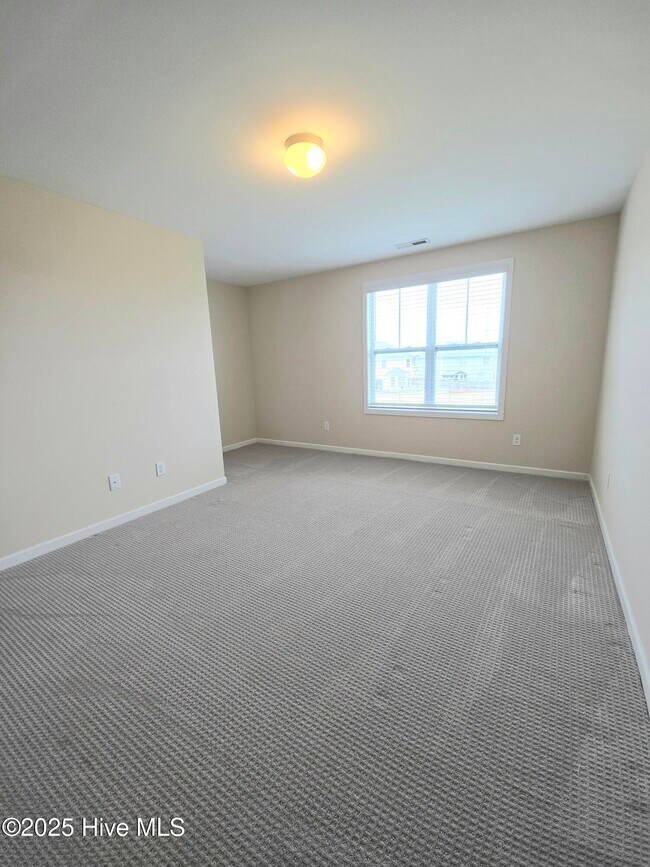 Building Photo - 743 Pine Cone Dr