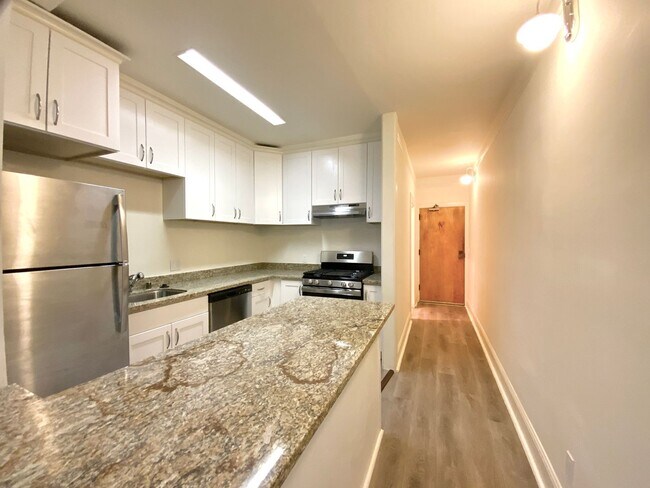 Building Photo - UPDATED 1BR! DISHWASHER! HARDWOOD! Laundry On-Site