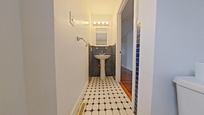 Building Photo - 927 E Dayton Ave