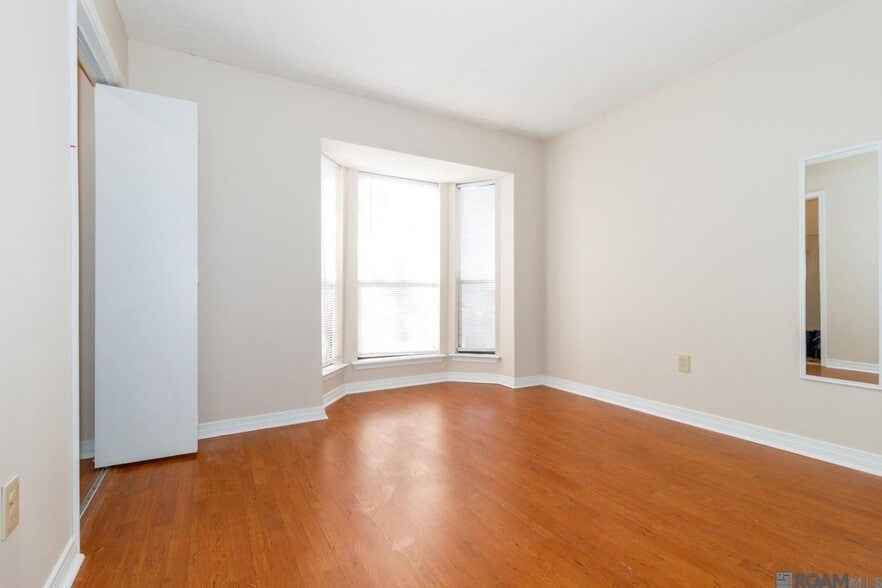 Building Photo - 827 E Boyd Dr