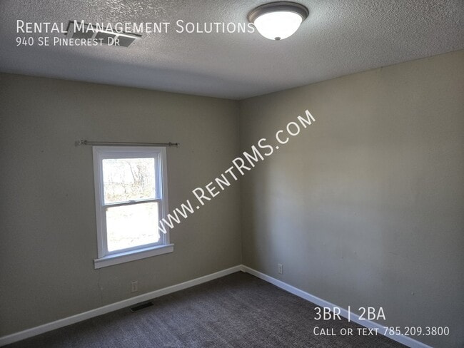 Building Photo - 940 SE Pinecrest Dr