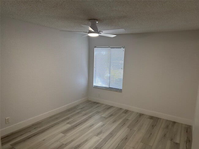 Building Photo - 3470 Pinewalk Dr N