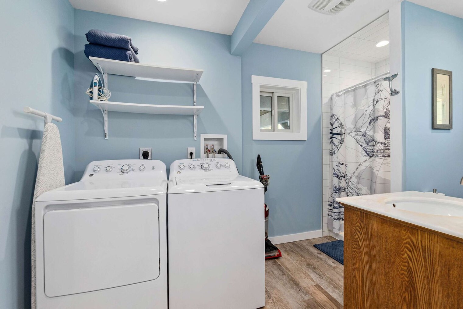 Building Photo - 11 Comares Ave S