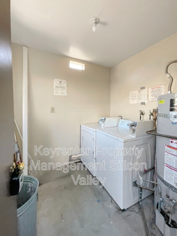 Building Photo - 878 Castlewood Dr