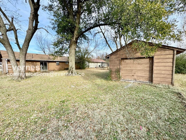 Building Photo - 3 Bed/1 Bath Home with Fenced Yard & Garage / Pet-Friendly / Available Now!