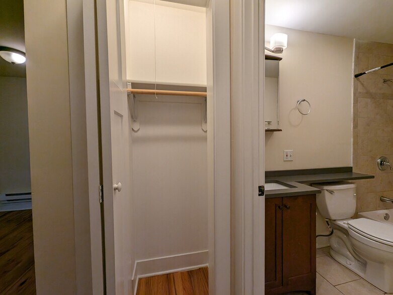 Building Photo - 541 W Arlington Pl
