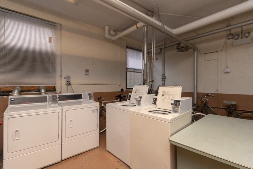 Building Photo - 4646 N Paulina St