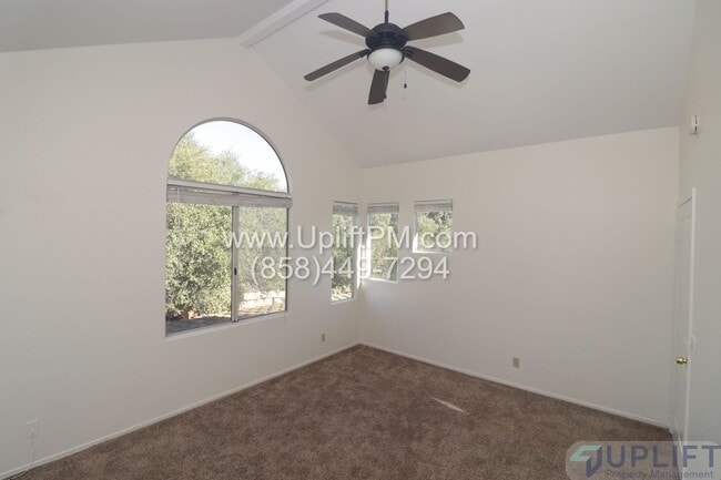 Building Photo - 4 Bedroom 2.5 Bath in San Diego Country Es...