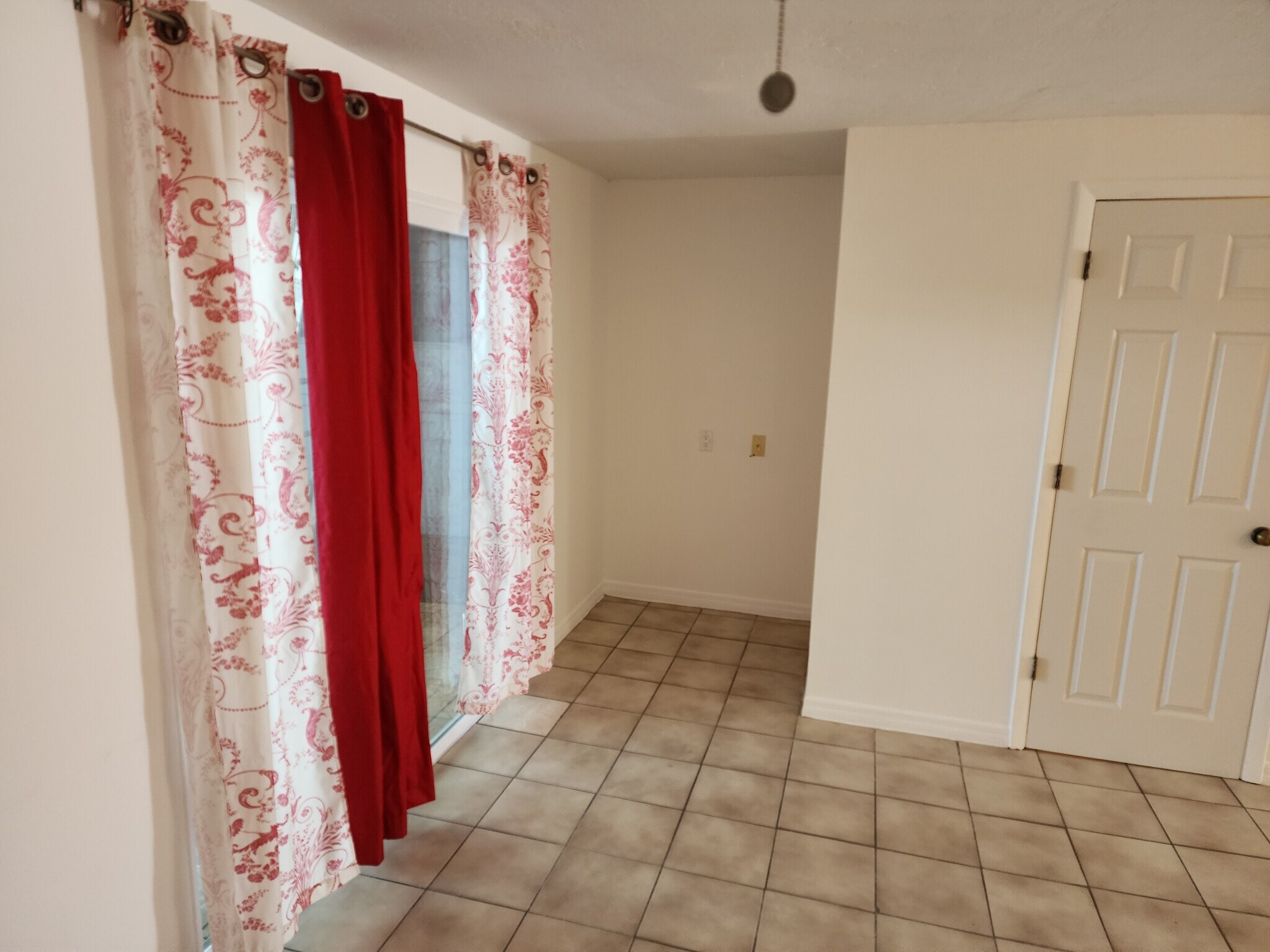 Livingroom - 2751 S Pines Dr