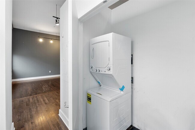 Building Photo - 1312 Live Oak St