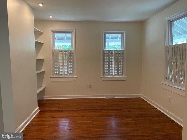 Primary Photo - 301 E Linden St