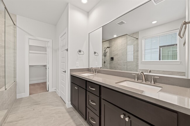 Building Photo - 2712 Grand Fountains Dr