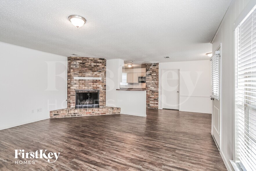 Building Photo - 26218 Maplewood Dr