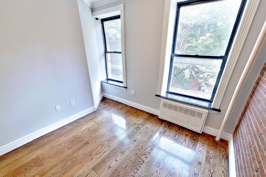 Building Photo - 420 E 9th St