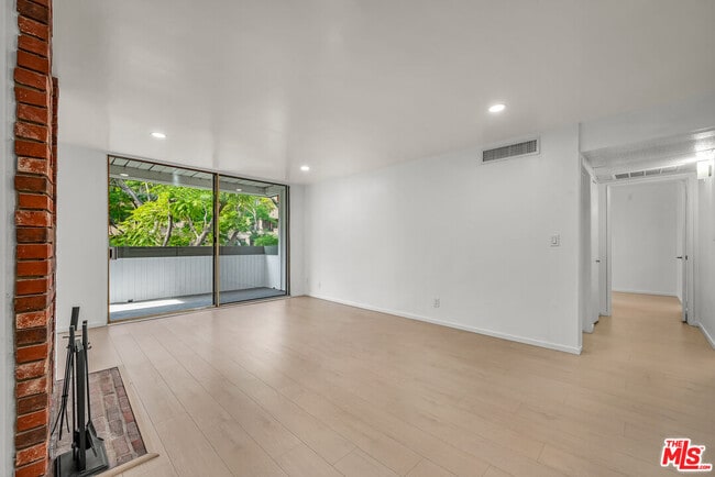 Building Photo - 406 N Oakhurst Dr