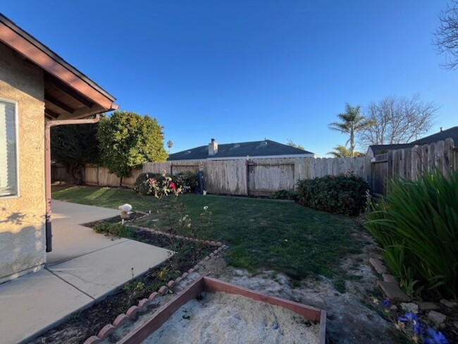 Building Photo - Sunny Single Family Home