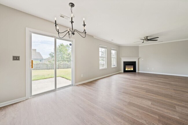 Building Photo - Beautiful 4 bedroom 2.5 bath with Fenced Y...