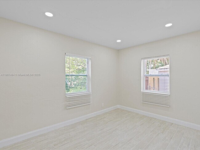Building Photo - 113 SW 22nd Ave