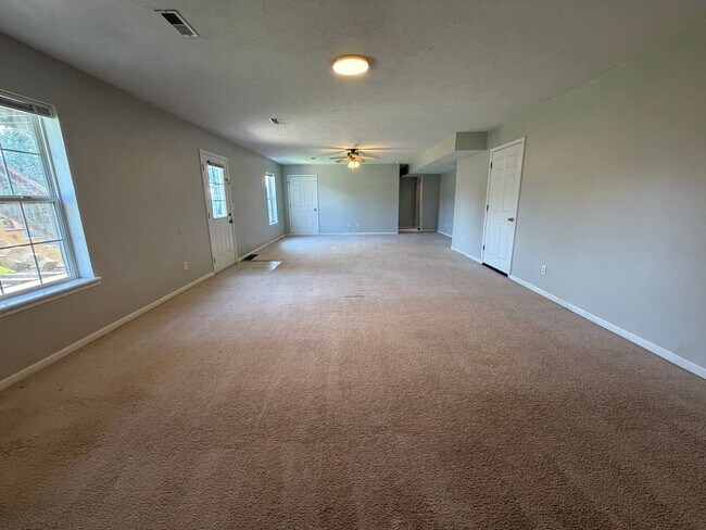 Building Photo - Spacious 4 Bedroom Home located in Woodland Hills Subdivision