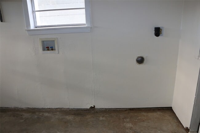 Building Photo - 710 W 7th St