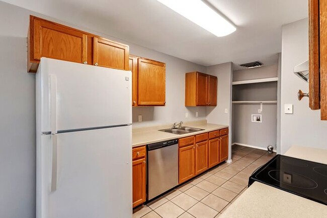 Building Photo - For Rent – Spacious 3 Bed / 2 Bath Duplex