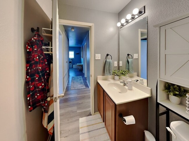 Building Photo - Terrific two-story home in the Twin Mills Addition! ***MOVE IN SPECIAL! $500 OFF FIRST FULL MONTH...