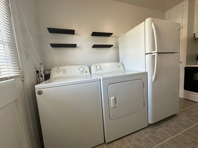 Building Photo - Charming 2BR/1BA Bungalow in Historic Downtown!