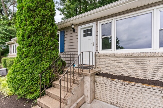Building Photo - 1405 Bonita Dr NE