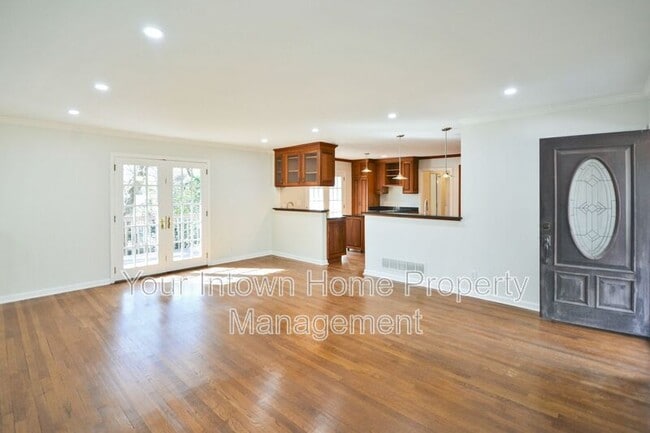 Building Photo - 317 Eureka Dr NE