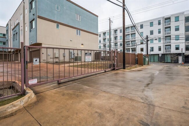 Building Photo - 2827 Manor Rd