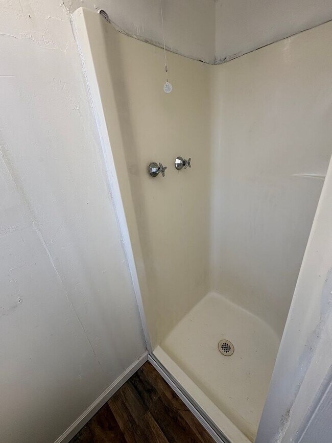 Building Photo - Cozy Home On Spacious Corner Lot Available Now in Dinuba CA!