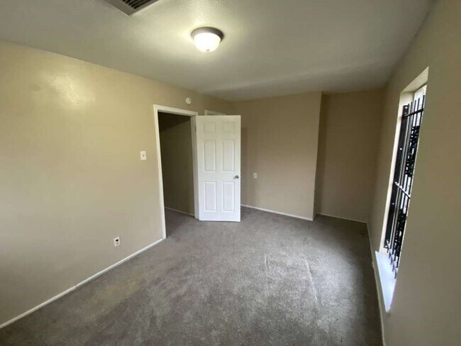 Building Photo - 10818 Carlton Dr