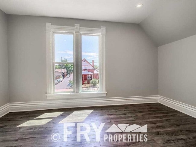 Building Photo - 725 S Lincoln