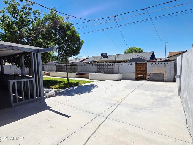 Building Photo - 3039 W Bloomfield Rd