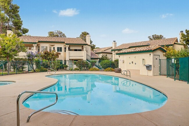 Building Photo - 2 Bedroom Condo just off Summerlin Pkwy w/ views of pool