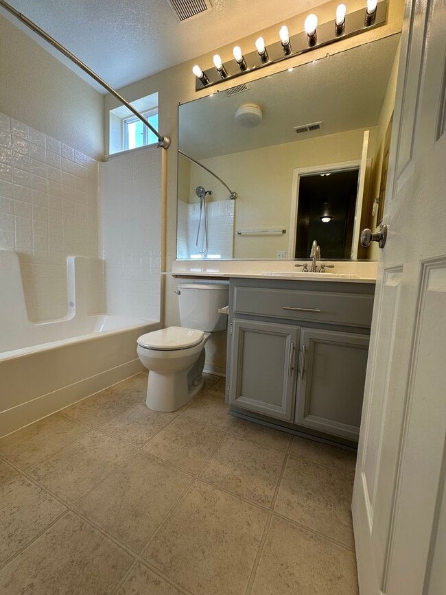 Building Photo - Beautiful 4 Bedroom, 2.5 Bath Tracy Home