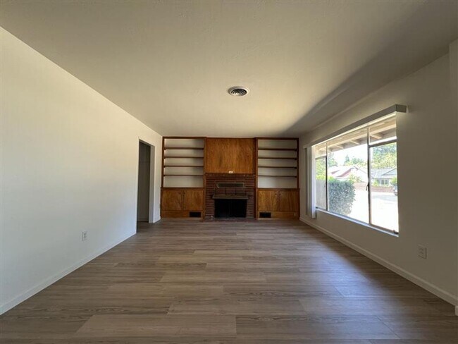Building Photo - Lovely Historic Folsom 2 Bedroom Home on Corner Lot
